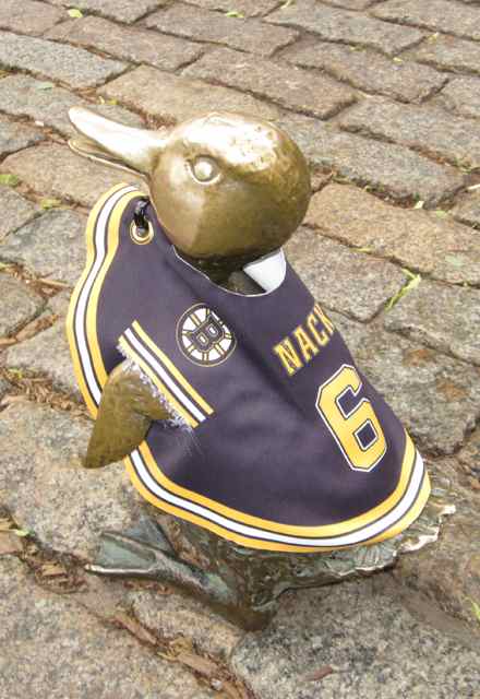 Statue of Nack, Make Way for the Ducklings, wearing Boston Bruins jersey.